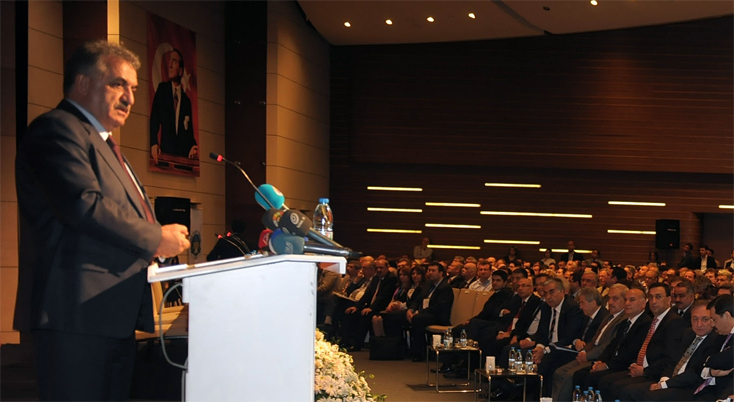 Genel Başkanımız YMM Nail SANLI, G&uuml;mr&uuml;k ve Ticaret Bakanı  Hayati YAZICI ve TOBB Başkanı Rifat HİSARCIKLIOĞLU' nun birer konuşma yaptığı ,  ''Yeni T&uuml;rk Ticaret Kanununun M&uuml;kelleflere Etkileri'' konulu konferans, 24 Nisan  2012 tarihinde İzmir' de ger&ccedil;ekleştirildi.